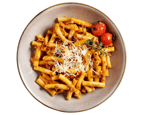 Eine Schüssel HOFMANNs Makkaroni alla Bolognese, garniert mit geriebenem Käse und gerösteten Kirschtomaten.