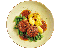 Zwei Hofmanns Shop Pfefferfrikadellen mit brauner Sauce, grünen Bohnen und Salzkartoffeln auf einem Teller.