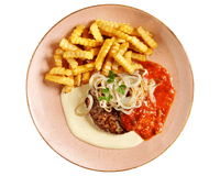 Ein Teller mit Hofmanns Shop Rinderhacksteak „Rot-Weiß“, Pommes, Käse, Zwiebeln und Petersilie.