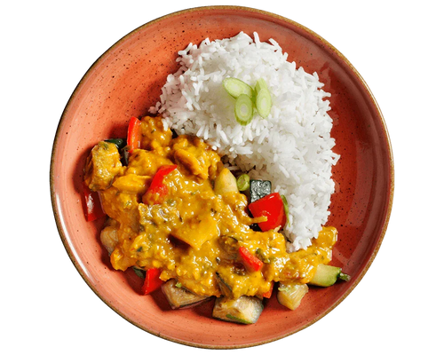 Ein Teller mit „Rote Linsen-Curry“ von HOFMANN, dazu Basmatireis, Frühlingszwiebeln und Gemüse.