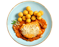 Ein Teller Hofmanns Shop Schweineschnitzel „Mailänder Art“ mit Kartoffelbällchen und Hähnchen-Parmigiana.