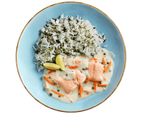 Ein blauer Teller mit Reis, Hofmanns Shop Wildlachs - Grüne Paprika, Karottenstreifen & zwei Limettenspalten.